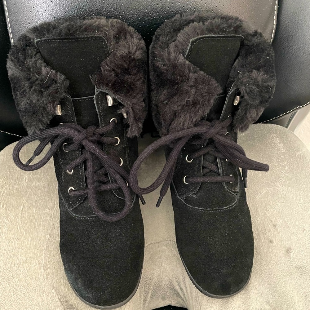 Women’s fur lined lace up boots size 7